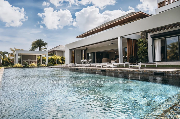 Villa de luxe à vendre à Mont Choisy Golf Estate, Île Maurice. Plus de 1 000 m² habitables, 6 chambres en suite, mais...