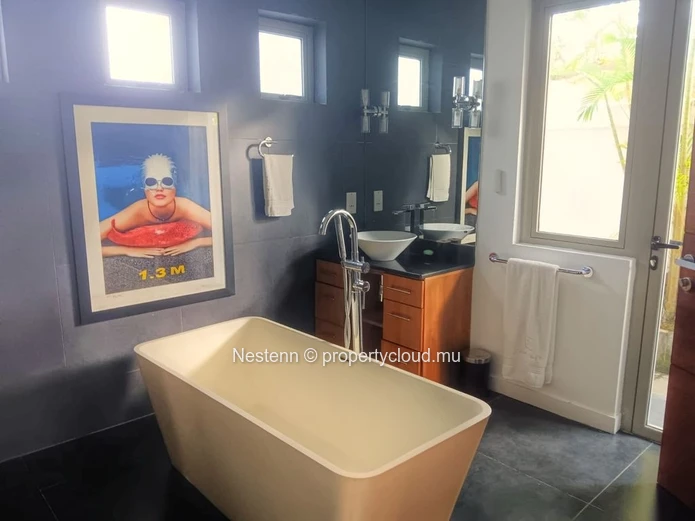Villa luxueuse pieds dans l'eau avec acces direct a la plage