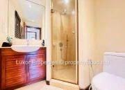 A stunning single-storey villa is available for rent in the secured and upscale Oasis 2 (Evaco) residence in Pereybere.