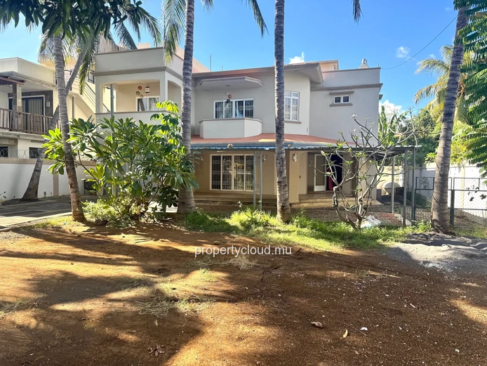 For Rent in Flic en Flac, Mauritius – Spacious 5-Bedroom Villa with Garage, Close to the Beach