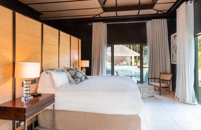 Magnificent 1972m² property with swimming pool, garden and panoramic view in Anahita