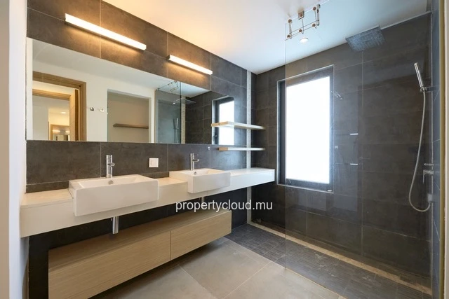 For sale: 3-bedroom apartment accessible to foreigners in Mont Choisy.