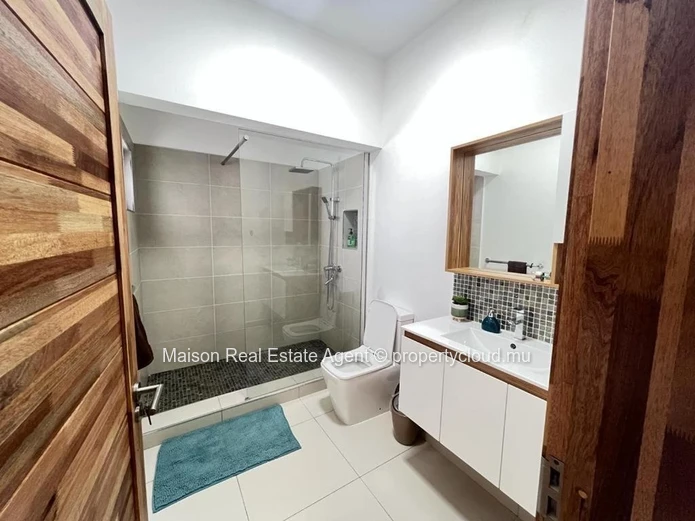 Azure 4 Bedrooms Haven Retreat: Where Tranquility Meets Turquoise Waters, Flic en Flac Mauritius