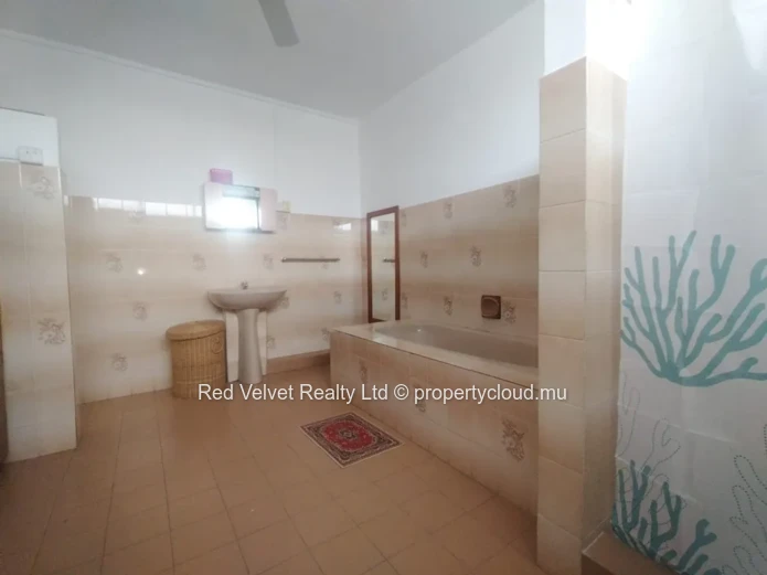 Maison de 3 chambres à vendre à Roches Brunes | Meublée | Jardin privé