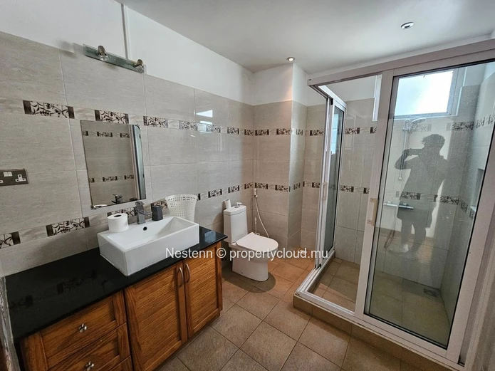 Nestenn present this 3 bedrooms apartment well located in Ville Noire