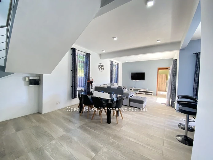 Vente Marché local - belle et grande villa lumineuse de 5 chambres entièrement meublée avec piscine privée - Calodyne