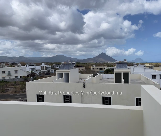 Luxurious Duplex for Rent in Ruisseau Palmyre, Flic en Flac – Rooftop Sea View & Le Morne Panorama 