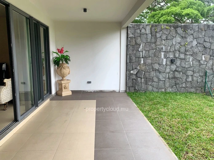 Floréal à vendre magnifique et récent maison duplex 3 chambres situé dans une luxueuse résidence sécurisée au calme.