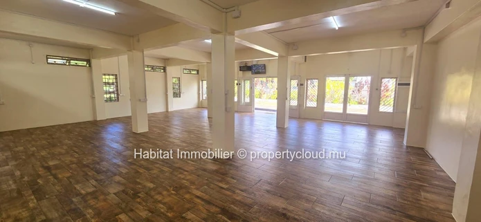 A louer : Bureau non meublé de 128 m² avec 5 places de parking, situé au rez-de-chaussée à Floréal