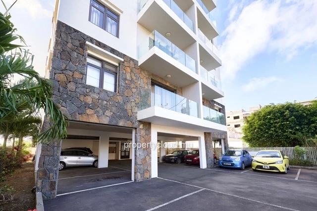 For sale: 2-bedroom apartment accessible to foreigners (R+2) in Pereybere, sold furnished and equipped.