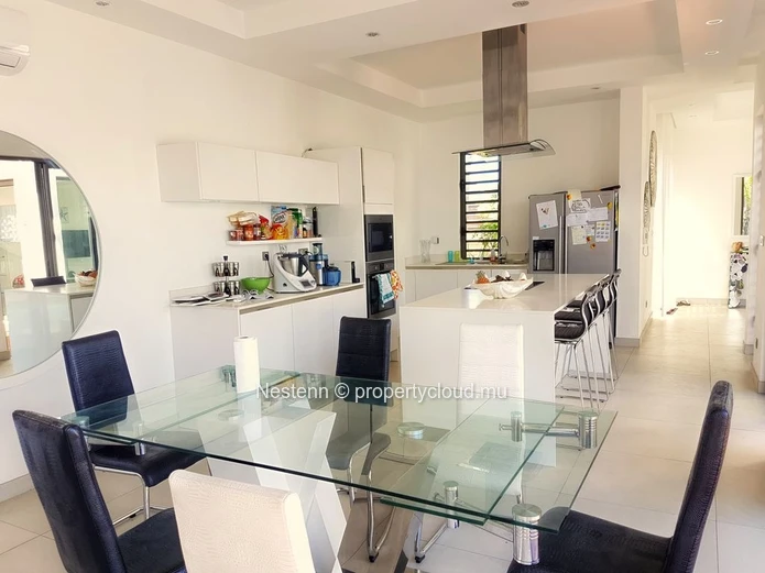Modern tropical living with 4 bedrooms