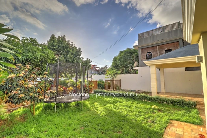 Spacieux Triplex meublé à vendre à Arsena