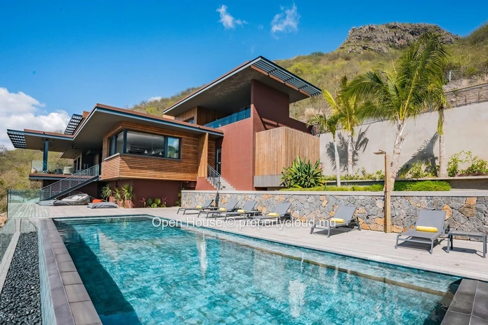 PDS VILLA for sale in Tamarin, 455m² surface area, 4 bedrooms, swimming pool.