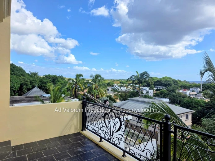 For Sale – Stunning 370 m² Home with Sea View