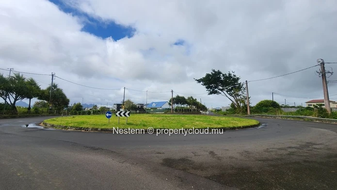 Corner plot flat land of 423 m² near amenities