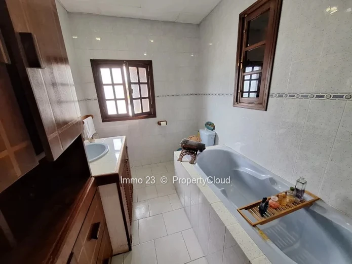Houses / Villas - 4 bedrooms - Curepipe