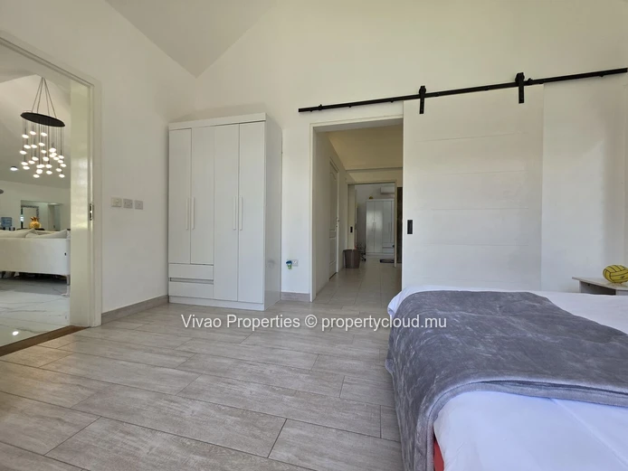Maison à vendre à Tamarin, 390m², terrain de 1.483m², 4 chambres en suite, piscine privée, vue montagne, proche commo...