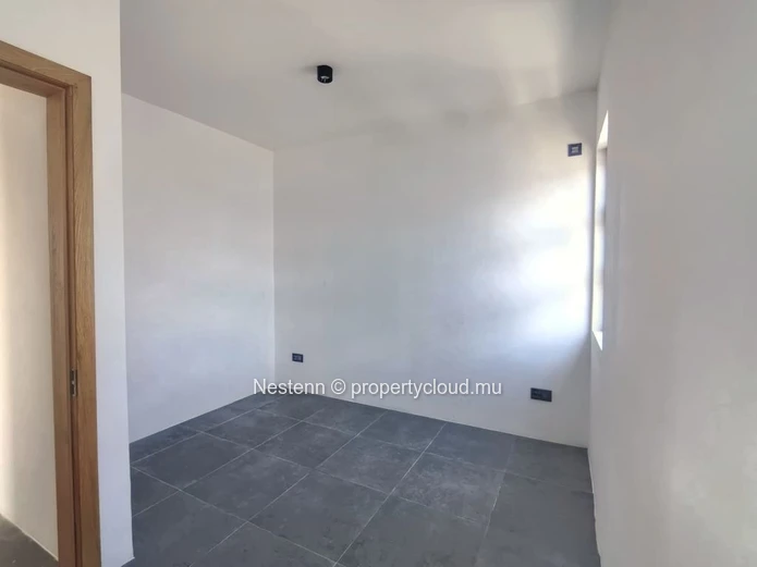 Villa moderne de 4 chambres : intérieur non meublé, cuisine entièrement équipée
