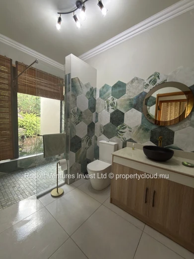 Votre Évasion Ultime : Villa de Luxe au Thème Naturel Vous Attend !