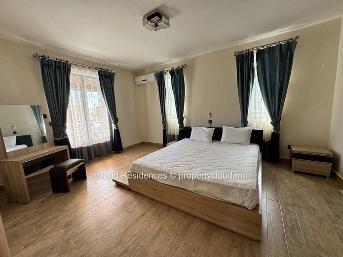 Maison moderne et spacieuse, entièrement meublée avec 4 chambres et double garage