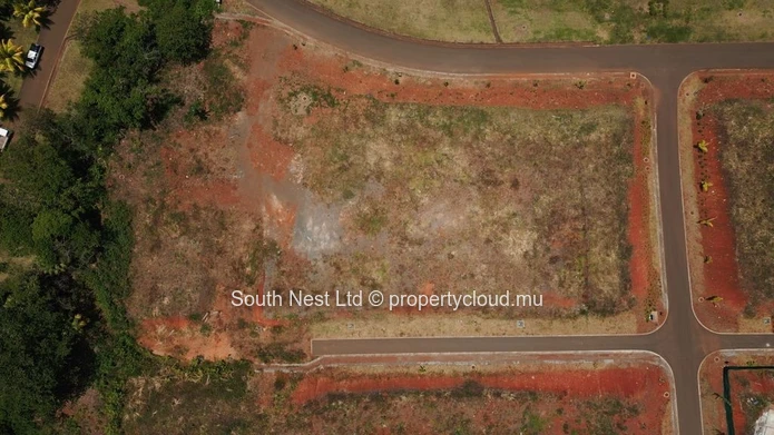 Mountain view land of 1575 m² in an exceptional estate 