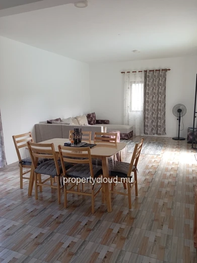 Découvrez cette superbe villa neuve et moderne, disponible à la location long terme (1 an minimum) à Calodyne, un emp...