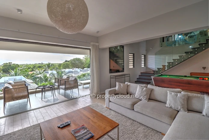4-bed penthouse with sea view in a sought-after region. 