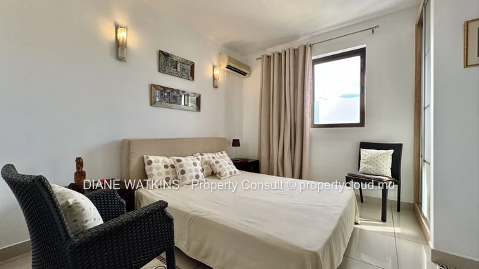 4-bedroom penthouse for sale in La Preneuse, walking distance to the beach with panoramic terrace and mountain views