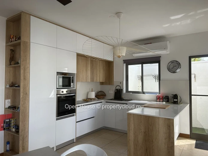 A saisir coquette maison PDS à vendre à Grand Baie, Pereybère. 133m² habitables, terrain 238m², 3 chambres, jardin, p...