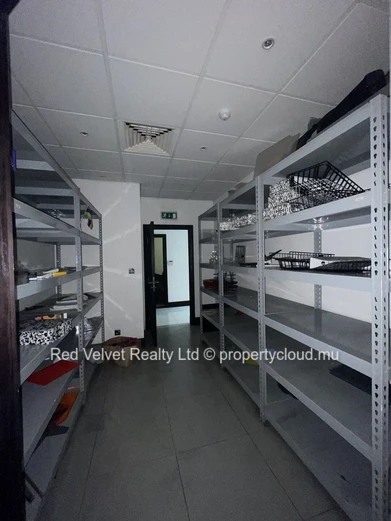 Espace commercial de 3 000 pieds carrés au rez-de-chaussée avec stationnement – Quatre Bornes