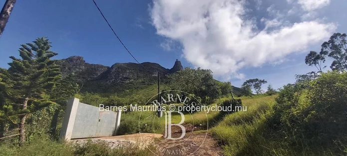 MOKA – Terrain agricole avec maison conteneur – 3 160 m²