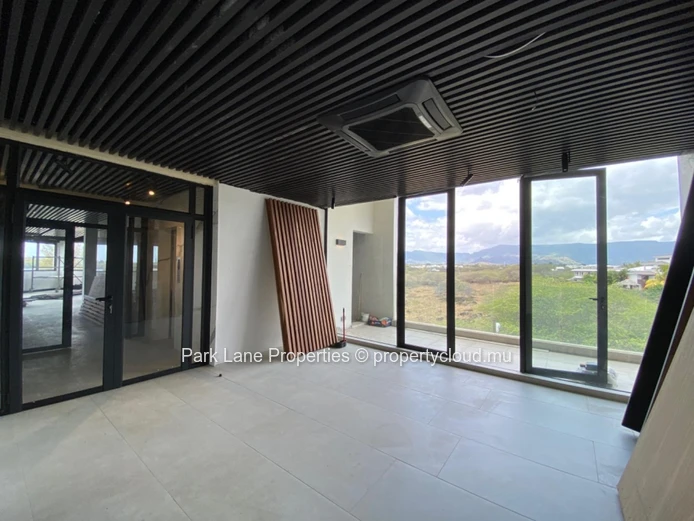 Exceptional office space with sea and mountain view