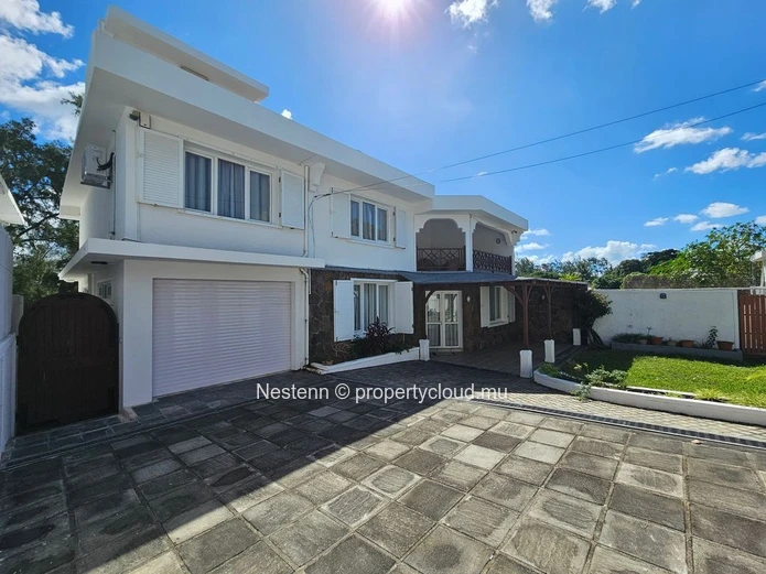 Maison familiale de 3 chambres avec piscine 