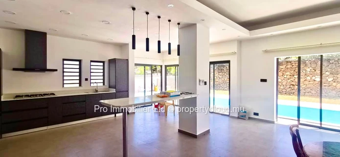 Spacious 4-Bedroom Villa for Rent – Pereybère