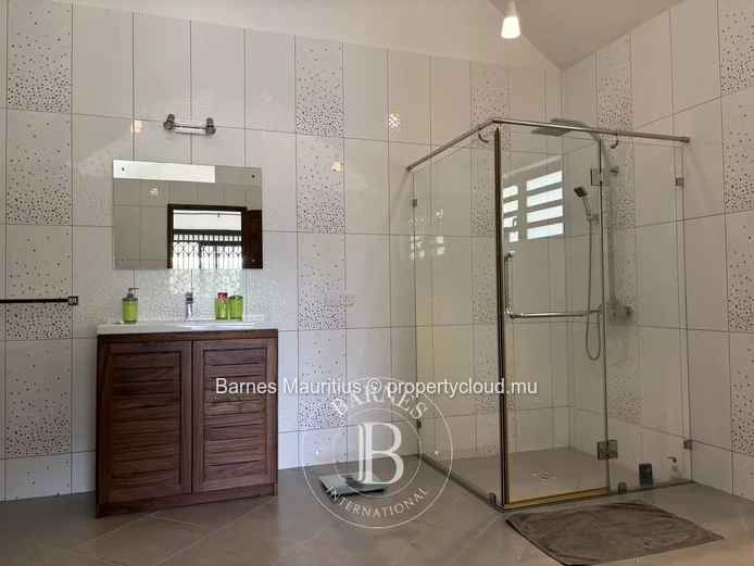 BEAU VALLON - Maison de 493 m² sur terrain de 1 630 m² - 4 chambres