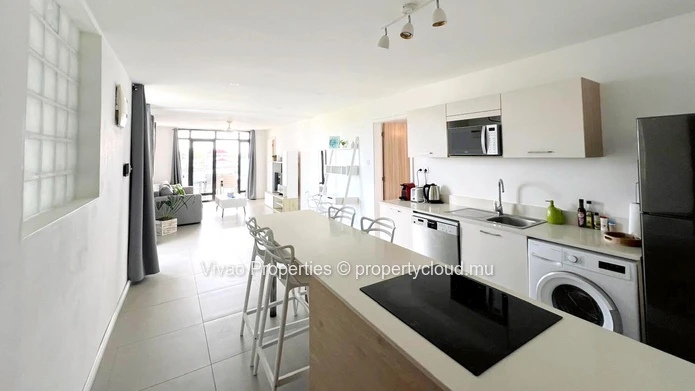 Building for sale in Trou aux Biches, 780m² living space, 671m² of land, shared pool, close to the beach and shops, 8...
