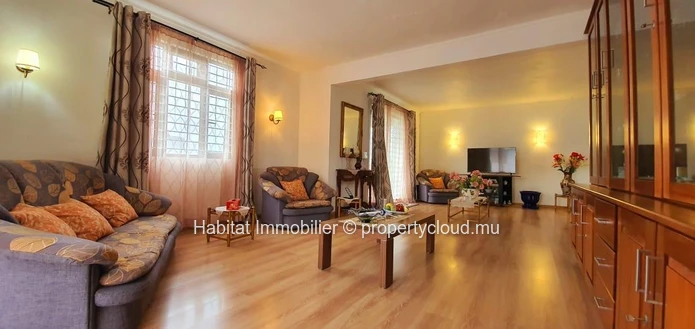 A LOUER - Maison familiale meublée et équipée de 343 m2 sur un terrain de 133 toises située dans le morcellement répu...