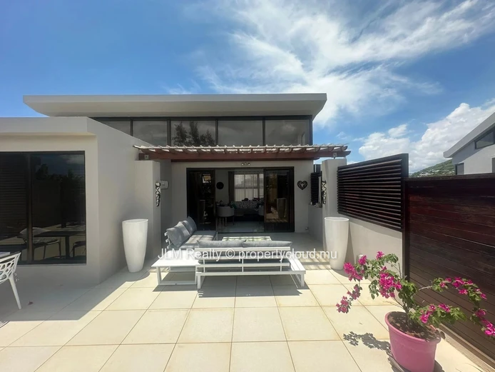 Penthouse en duplex à vendre à Rivière Noire, à quelques pas de la plage de La Preneuse – Île Maurice