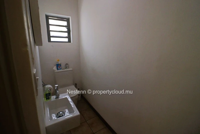  Maison pieds dans l'eau semi-meublée 3 chambres – Vivre au bord de l'océan en long terme