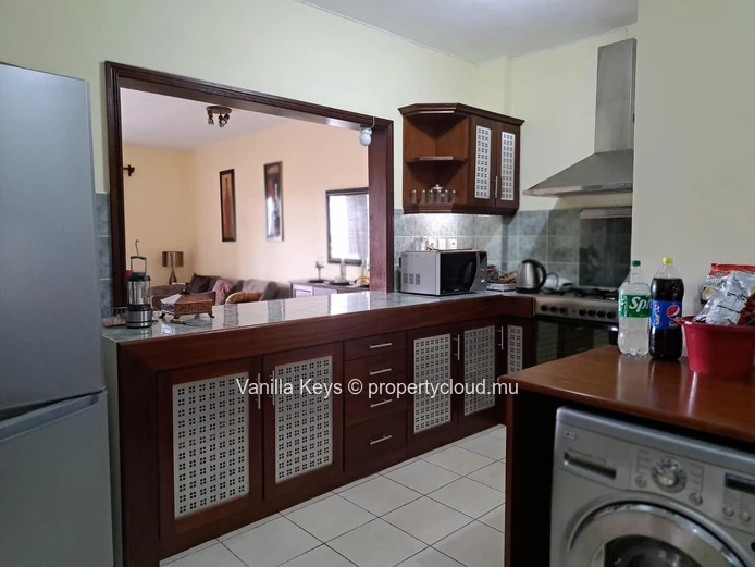 Appartement meuble et equippe (150 m2) a vendre  à Quatre Bornes, Prix Rs (neg)