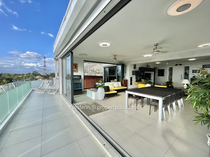 Beautiful 3 bedroom en suite penthouse ideally located next to the beach
