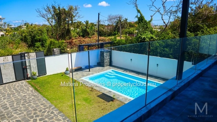 4-bedroom family home just steps from the sea with high rental potential