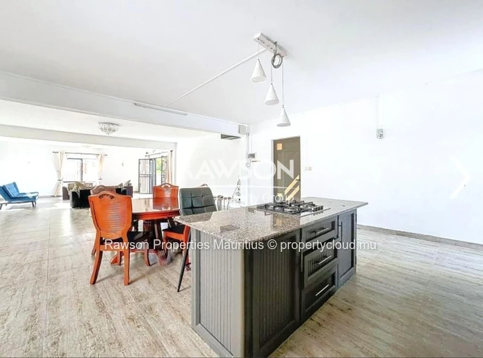 Maison Familiale 4 Chambres | Grand Baie | 280 M² | Opportunité D'investissement | Réservée Aux Citoyens Mauriciens
