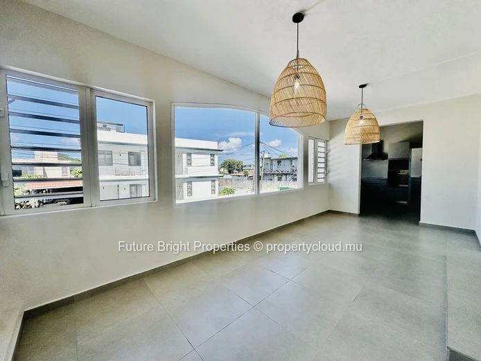 Maison Familiale Moderne Et Sécurisée À Vendre À Rose Hill – Idéale Pour Une Famille Élargie