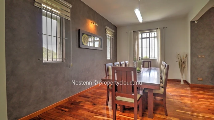 Modern single-storey villa with 6 bedrooms close to amenities.