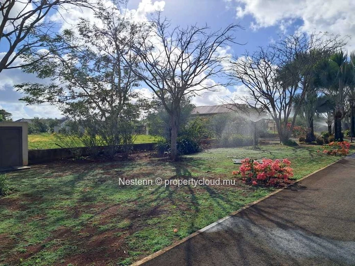 Beautiful 795 m² residential plot located in a secure gated community
