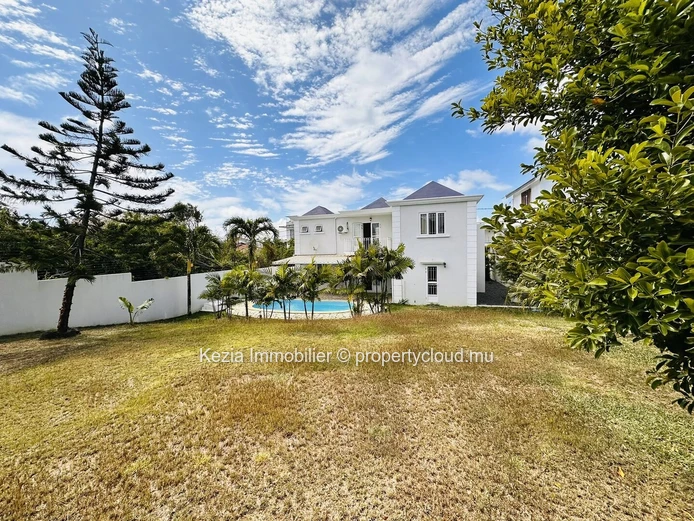 Family Villa With Swimming Pool And Garden