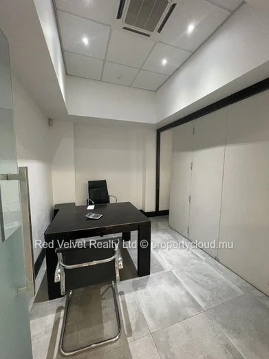 Espace commercial de 3 000 pieds carrés au rez-de-chaussée avec stationnement – Quatre Bornes