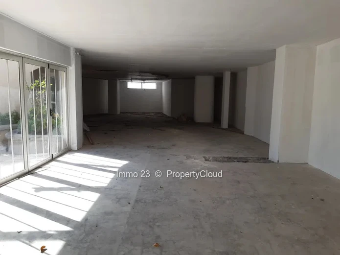 Emplacement commercial - 382m2 - Eb00e8ne - Ref. EM48029LO