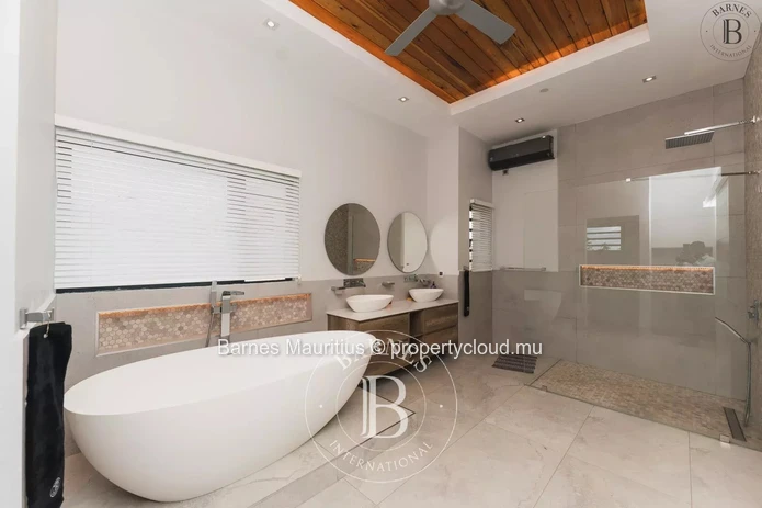 FLIC EN FLAC - 4 Bedrooms villa with sea view